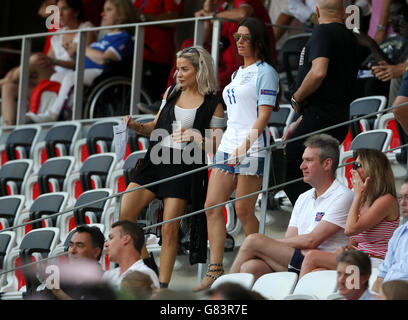 Elen Rivas (sinistra) e Rebecca Vardy, moglie di Inghilterra del Jamie Vardy nelle gabbie prima che il turno del 16 corrispondono a Stade de Nice, Nice, Francia. Foto Stock