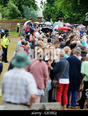 Una grande folla di fedeli fan reali vicino alla zona intorno alla Chiesa di Santa Maria Maddalena a Sandringham, Norfolk, come la principessa Charlotte sarà battezzata di fronte alla Regina e la famiglia stretta. Foto Stock