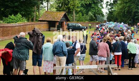 Una grande folla di fedeli fan reali vicino alla zona intorno alla Chiesa di Santa Maria Maddalena a Sandringham, Norfolk, come la principessa Charlotte sarà battezzata di fronte alla Regina e la famiglia stretta. Foto Stock