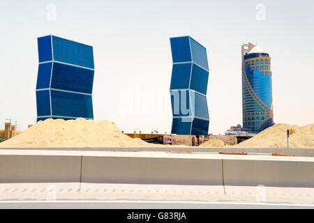 In rapido sviluppo di nuove città di Lusail, in Qatar. West Bay Lagoon Plaza "Zig-Zag" torri residenziali (L) e la torre di Falcon (R) Foto Stock