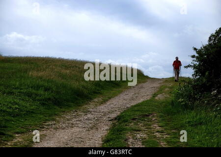 Un escursionista fino sul punto Ditchling, South Downs, East Sussex, Regno Unito Foto Stock