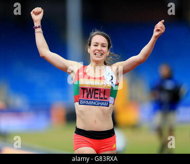 Stephanie Twell (AFD AC) festeggia dopo aver vinto la finale femminile di 5000m durante il terzo giorno dei campionati britannici di Sainsbury all'Alexander Stadium di Birmingham. Foto Stock