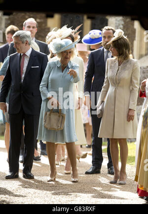 La duchessa di Cornovaglia con Michael Middleton (a sinistra) e Carole Middleton (a destra) mentre lasciano la Chiesa di Santa Maria Maddalena a Sandringham, Norfolk. Foto Stock