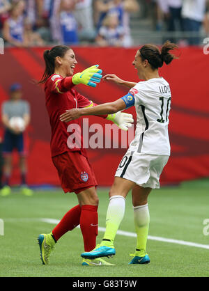 Gli Stati Uniti Carli Lloyd (10) festeggiano il suo obiettivo di trucco con Hope solo durante la partita finale della Coppa del mondo FIFA Canada 2015 tra Stati Uniti e Giappone al BC Place Stadium di Vancouver, Canada. Foto Stock