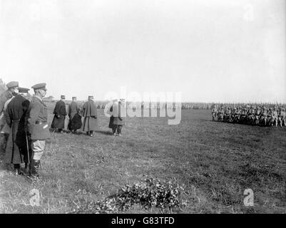 Re Giorgio V, il presidente francese Raymond Poincare e il generale Joseph Jaques Joffre esaminano le truppe di fronte Foto Stock