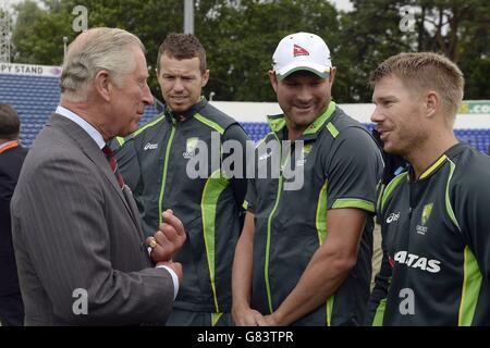 Il Principe del Galles incontra i cricketers australiani (da sinistra a destra) Peter Siddle, Ryan Harris e David Warner durante una visita allo Stadio SWALEC di Cardiff. Foto Stock