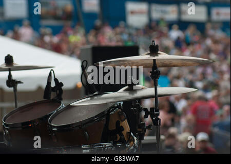 Drum set con cembali sul palco durante un festival Foto Stock