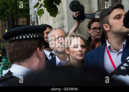 Leader laburista Jeremy Corbyn arriva al Rally di slancio per affrontare i suoi sostenitori in vista della sfiducia. Foto Stock