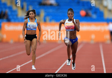 Atletica - 2015 Sainsbury's British Championships - Day Three - Alexander Stadium. Lukesha Morris (WSE Hounslow) e Dina Asher-Smith (Blackheath) durante il calore semifinale di 100 metri delle donne uno Foto Stock