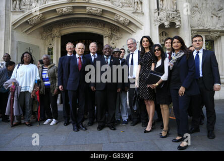 Olivier Bancoult (centro) e gli ex residenti dell'isola di Chagos insieme al loro team legale, tra cui Amal Clooney (terza destra) lasciano la Corte Suprema a Londra, Dove hanno contestato una decisione presa sei anni fa dalla Camera dei Lord che ha infranto le loro speranze di tornare a casa alle loro isole native nell'Oceano Indiano. Foto Stock