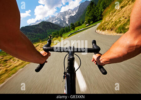 Ciclismo su strada ad angolo ampio riprese di velocità Foto Stock