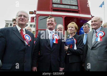 David Trimble (secondo da sinistra), leader del partito unionista dell'Ulster, arriva su un autobus di Londra per lanciare il manifesto delle elezioni generali del suo partito all'hotel Stormont. Foto Stock