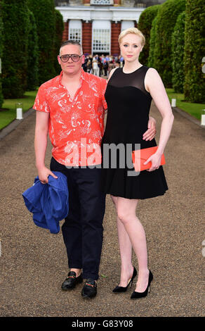 Giles Deacon e Gwendoline Christie frequentano un pre Wimbledon Party, ospitato da Vogue e Ralph Lauren, al Kensington Palace Orangery di Londra. Foto Stock