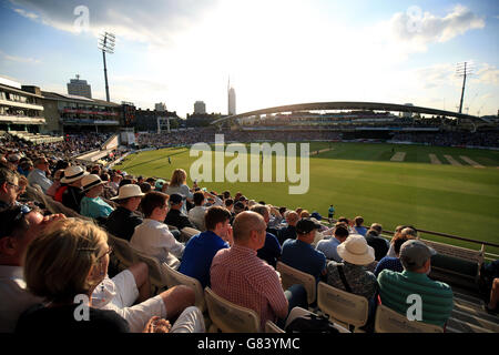 Vista generale del Kia Oval mentre i tifosi guardano l'azione Foto Stock