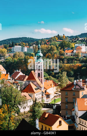 La città di Cesky Krumlov, Repubblica Ceca. Soleggiata giornata autunnale. Patrimonio mondiale dell UNESCO Foto Stock