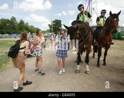 Glastonbury Festival 2015 - preparazione. Festivalgoers al Glastonbury Festival presso la Worthy Farm di Somerset. Foto Stock