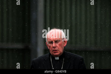 Il Cardinale Sean Brady lascia dopo aver dato prova della storica indagine sull'abuso istituzionale presso la Banbridge Court House, County Down. Foto Stock