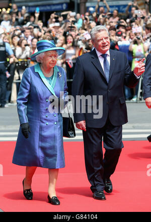 La regina Elisabetta II cammina con il presidente tedesco Joachim Gauck mentre visita la chiesa di San Paolo a Francoforte il secondo giorno intero di una visita di Stato di quattro giorni in Germania. Foto Stock