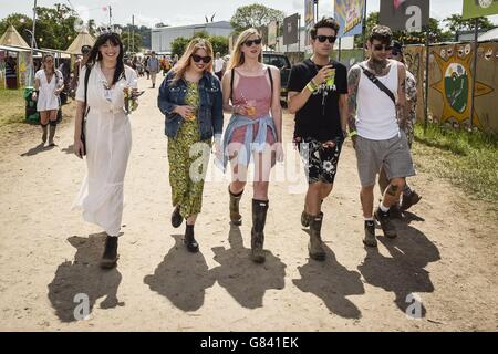 Daisy Lowe (a sinistra) e radio 1 DJ Nick Grimshaw (seconda a destra) con gli amici backstage al Glastonbury Festival, presso Worthy Farm nel Somerset. Foto Stock