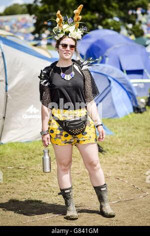 Glastonbury Festival 2015 - 2° giorno. Kylie Betheras, 29 anni, da Londra al Glastonbury Festival, presso la Worthy Farm di Somerset. Foto Stock