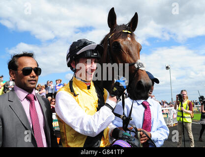 Il fantino vincitore George Baker festeggia con quest for More dopo la vittoria nella targa Northumberland di John Smith durante il giorno della targa Northumberland di John Smith all'ippodromo di Newcastle. Foto Stock