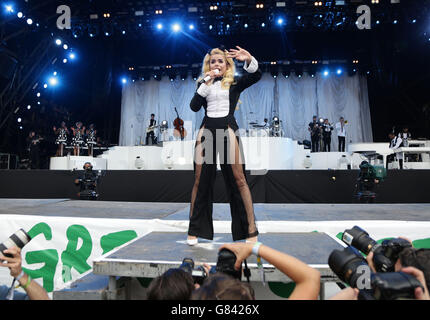 Paloma Faith si esibisce sul palco della Piramide al Glastonbury Festival, presso la Worthy Farm di Somerset. Foto Stock