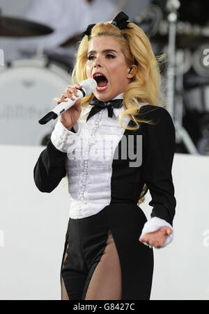 Paloma Faith si esibisce sul palco della Piramide al Glastonbury Festival, presso la Worthy Farm di Somerset. Foto Stock