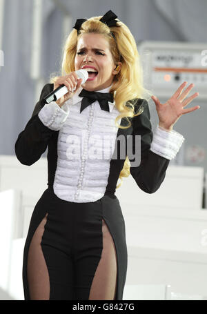 Paloma Faith si esibisce sul palco della Piramide al Glastonbury Festival, presso la Worthy Farm di Somerset. Foto Stock