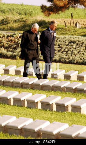 Il Principe di Galles passeggerà con don Geoffrey Evans, Chaplin, presso l'ambasciata britannica in Turchia. Foto Stock