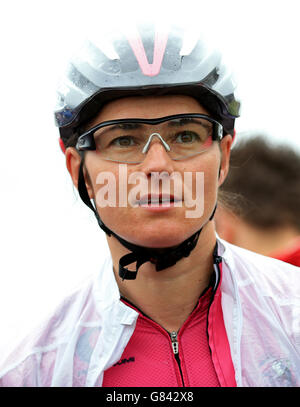 Dame Sarah Story (Pearl Izumi Sports Tours Int'l) prima della partenza durante il British Cycling National Road Championships nel Lincolnshire. Foto Stock