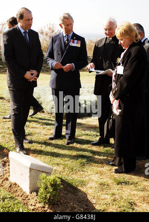 Il Principe di Galles (seconda sinistra) parla con Hazel Smith sulla tomba di un parente lontano, con don Geoffrey Evans (seconda destra) e Ivor Caplin (sinistra) Ministro della Difesa Junior, nel V Beach Cemetery vicino a Helles Point, sulla penisola di Gallipoli. Foto Stock