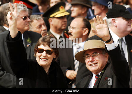 Helen Clark (sinistra) primo ministro della Nuova Zelanda e John Howard primo ministro dell'Australia ondano ai welishers, durante un servizio di ricordo al cimitero di guerra australiano di Lone Pine. Foto Stock