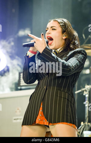 Charli XCX si esibisce sul palco John Peel al festival di Glastonbury, presso la Worthy Farm di Somerset. Foto Stock