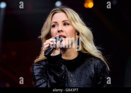 Ellie Goulding esegue al Glastonbury festival di musica Foto Stock