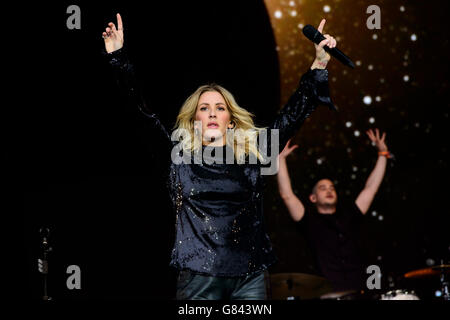 Ellie Goulding esegue al Glastonbury festival di musica Foto Stock