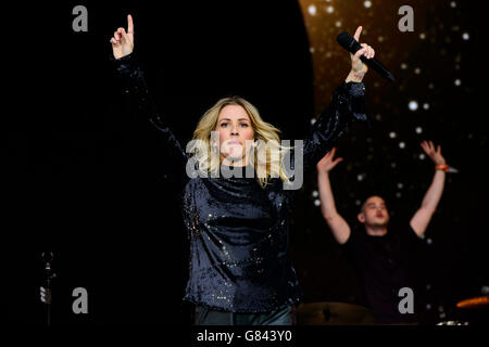Ellie Goulding esegue al Glastonbury festival di musica Foto Stock