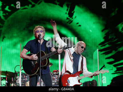 Roger Daltrey e Pete Townshend dell'OMS si esibiscono sul palco della Piramide durante il Glastonbury Festival, presso la Worthy Farm di Somerset. Foto Stock