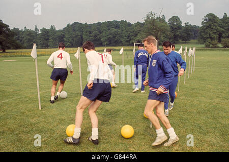 George Eastham in Inghilterra si allenò a Lilleshall in vista delle finali della Coppa del mondo. Foto Stock