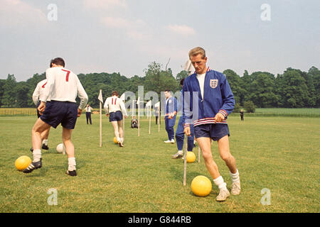 Calcio - Coppa del mondo Inghilterra 66 - Inghilterra Possibles Training - Lilleshall. George Eastham, in Inghilterra, si allenerà a Lilleshall prima delle finali della Coppa del mondo. Foto Stock