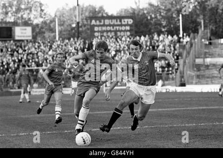 Calcio - Canon League Divisione due - Chelsea contro Charlton Athletic. David Speedie (l) di Chelsea guarda avanti mentre il compagno di squadra Joey Jones (c) supera Carl Harris (r) di Charlton Athletic Foto Stock