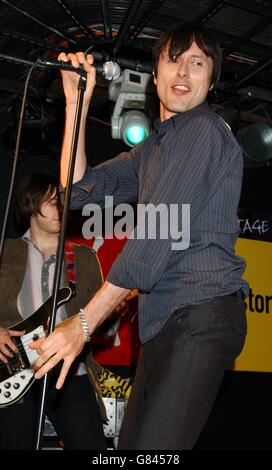 The Tears instore apparenza - Virgin Megastore - Oxford Street. L'ex membro di Suede Brett Anderson suona con la nuova band The Tears. Foto Stock