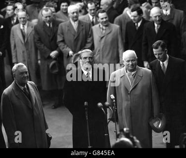 Il primo Ministro Sir Anthony Eden alla Victoria Station di Londra incontrerà il Maresciallo Nikolai Bulganin (a sinistra), presidente del Consiglio dei Ministri dell'URSS, e Nikita Krushchev, primo segretario del Partito Comunista sovietico. Foto Stock