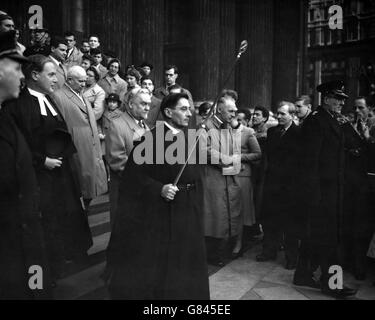 Politica - leader sovietico Maresciallo Nikolai Bulganin e Nikita Krushchev visitare Londra - la Cattedrale di St Paul Foto Stock