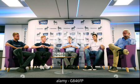 (L-R) Inghilterra Stuart Broad, ben Stokes ex capitano di cricket dell'Inghilterra Michael Atherton, Steven Finn e l'ex giocatore australiano Jeff Thomson durante una conferenza stampa presso la Investec Bank di Londra. Foto Stock