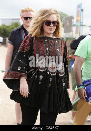 Adele backstage al Glastonbury Festival, presso la Worthy Farm di Somerset. PREMERE ASSOCIAZIONE foto. Data immagine: Sabato 27 giugno 2015. Il credito fotografico dovrebbe essere: Filo Yui Mok/PA Foto Stock