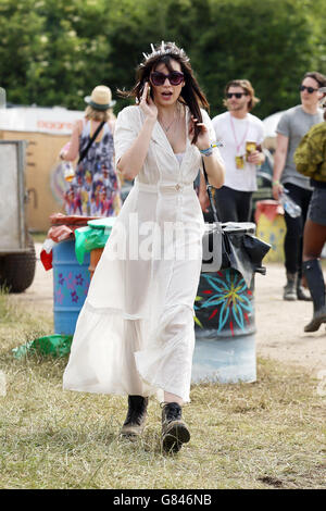 Daisy Lowe backstage al Glastonbury Festival, presso la Worthy Farm nel Somerset. PREMERE ASSOCIAZIONE foto. Data immagine: Sabato 27 giugno 2015. Il credito fotografico dovrebbe essere: Filo Yui Mok/PA Foto Stock