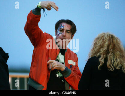 Jonathan Ross guarda Kanye West esibirsi sulla scena della Piramide al Festival di Glastonbury, presso la Worthy Farm di Somerset. PREMERE ASSOCIAZIONE foto. Data foto: Sabato 27 giugno 2015. Il credito fotografico dovrebbe leggere: Yui Mok/PA filo Foto Stock