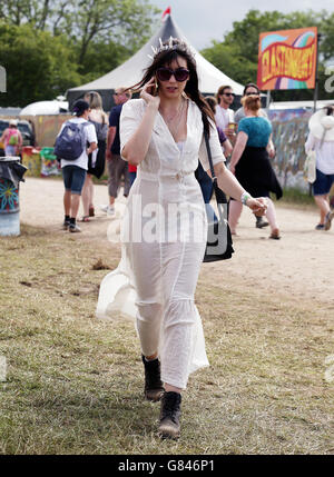 Daisy Lowe backstage al Glastonbury Festival, presso la Worthy Farm nel Somerset. PREMERE ASSOCIAZIONE foto. Data immagine: Sabato 27 giugno 2015. Il credito fotografico dovrebbe essere: Filo Yui Mok/PA Foto Stock