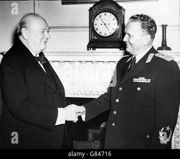 Il primo ministro Winston Churchill (a sinistra) con il maresciallo Tito, capo della nazione jugoslava, al 10 di Downing Street. Foto Stock