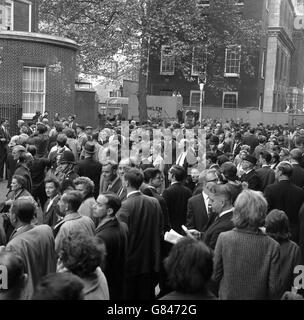 Una folla nel 10 Downing Street attende l'arrivo del nuovo primo ministro conservatore Sir Alec Douglas-Home, a seguito delle dimissioni di Harold Macmillan a causa di una cattiva salute. Foto Stock